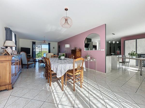 Maison à vendre à SAINT GEREON de plain-pied, emplacement idéal avec trois chambres garage et jardin.