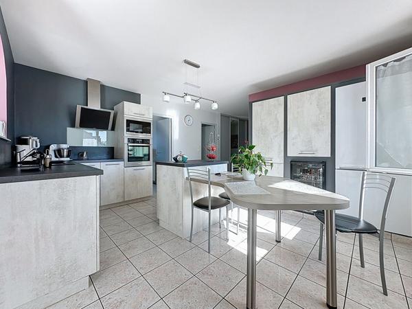 Maison à vendre à SAINT GEREON de plain-pied, emplacement idéal avec trois chambres garage et jardin.