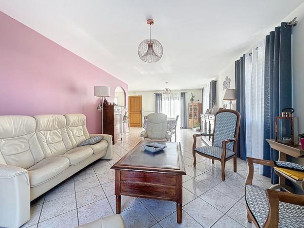 Maison à vendre à SAINT GEREON de plain-pied, emplacement idéal avec trois chambres garage et jardin.