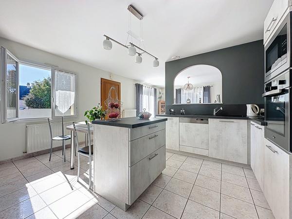 Maison à vendre à SAINT GEREON de plain-pied, emplacement idéal avec trois chambres garage et jardin.