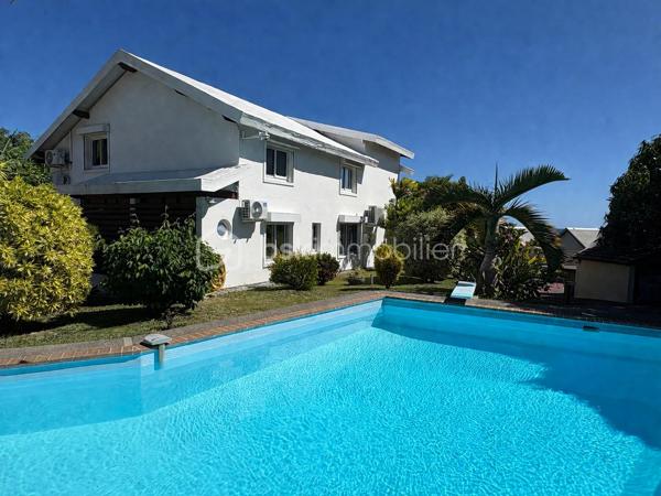 Villa 6 pièces 300 m² à Boucan Canot

Située à 1min à pied de la plage de Boucan Canot, cette propriété de standing avec piscine dispose de 300 m² habitables sur un terrain de 1 300 m².

La villa offre de beaux volumes et une configuration idéale pour une résidence principale, secondaire ou un investissement avec rendement locatif.

Elle se compose d’une suite parentale avec dressing et salle de bain, ainsi que de plusieurs espaces de vie ouverts sur l’extérieur.
À l’extérieur, vous profitez d’une grande terrasse couverte sans vis-à-vis, donnant sur une piscine.

Le bien dispose également de 4 studios indépendants, parfaitement adaptés à la location saisonnière ou à l’accueil de famille et amis.

Prestations complémentaires :

Cave à vin réfrigérée d’une capacité de 1 800 bouteilles
Sauna
Jacuzzi
Environnement calme et recherché

Bien rare sur le secteur de Boucan Canot.
Cette annonce référence 332862 vous est présentée par votre agent commercial BSK Immobilier GUILLAUME TRANCHARD (EI) immatriculé au RSAC de SAINT-PIERRE (97410) sous le numéro 84174741300026.

Prix du bien : 2 100 000,00 €