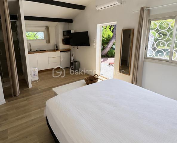 Villa 6 pièces 300 m² à Boucan Canot

Située à 1min à pied de la plage de Boucan Canot, cette propriété de standing avec piscine dispose de 300 m² habitables sur un terrain de 1 300 m².

La villa offre de beaux volumes et une configuration idéale pour une résidence principale, secondaire ou un investissement avec rendement locatif.

Elle se compose d’une suite parentale avec dressing et salle de bain, ainsi que de plusieurs espaces de vie ouverts sur l’extérieur.
À l’extérieur, vous profitez d’une grande terrasse couverte sans vis-à-vis, donnant sur une piscine.

Le bien dispose également de 4 studios indépendants, parfaitement adaptés à la location saisonnière ou à l’accueil de famille et amis.

Prestations complémentaires :

Cave à vin réfrigérée d’une capacité de 1 800 bouteilles
Sauna
Jacuzzi
Environnement calme et recherché

Bien rare sur le secteur de Boucan Canot.
Cette annonce référence 332862 vous est présentée par votre agent commercial BSK Immobilier GUILLAUME TRANCHARD (EI) immatriculé au RSAC de SAINT-PIERRE (97410) sous le numéro 84174741300026.

Prix du bien : 2 100 000,00 €