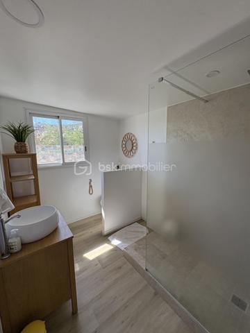 Villa 6 pièces 300 m² à Boucan Canot

Située à 1min à pied de la plage de Boucan Canot, cette propriété de standing avec piscine dispose de 300 m² habitables sur un terrain de 1 300 m².

La villa offre de beaux volumes et une configuration idéale pour une résidence principale, secondaire ou un investissement avec rendement locatif.

Elle se compose d’une suite parentale avec dressing et salle de bain, ainsi que de plusieurs espaces de vie ouverts sur l’extérieur.
À l’extérieur, vous profitez d’une grande terrasse couverte sans vis-à-vis, donnant sur une piscine.

Le bien dispose également de 4 studios indépendants, parfaitement adaptés à la location saisonnière ou à l’accueil de famille et amis.

Prestations complémentaires :

Cave à vin réfrigérée d’une capacité de 1 800 bouteilles
Sauna
Jacuzzi
Environnement calme et recherché

Bien rare sur le secteur de Boucan Canot.
Cette annonce référence 332862 vous est présentée par votre agent commercial BSK Immobilier GUILLAUME TRANCHARD (EI) immatriculé au RSAC de SAINT-PIERRE (97410) sous le numéro 84174741300026.

Prix du bien : 2 100 000,00 €