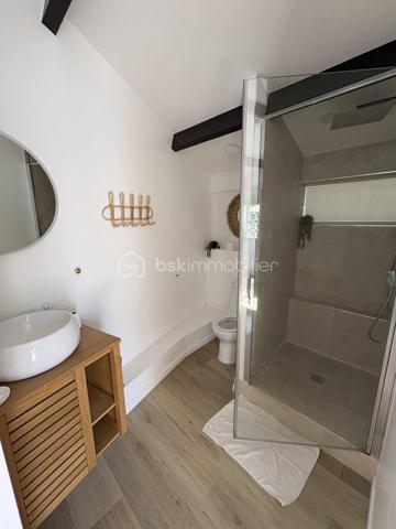 Villa 6 pièces 300 m² à Boucan Canot

Située à 1min à pied de la plage de Boucan Canot, cette propriété de standing avec piscine dispose de 300 m² habitables sur un terrain de 1 300 m².

La villa offre de beaux volumes et une configuration idéale pour une résidence principale, secondaire ou un investissement avec rendement locatif.

Elle se compose d’une suite parentale avec dressing et salle de bain, ainsi que de plusieurs espaces de vie ouverts sur l’extérieur.
À l’extérieur, vous profitez d’une grande terrasse couverte sans vis-à-vis, donnant sur une piscine.

Le bien dispose également de 4 studios indépendants, parfaitement adaptés à la location saisonnière ou à l’accueil de famille et amis.

Prestations complémentaires :

Cave à vin réfrigérée d’une capacité de 1 800 bouteilles
Sauna
Jacuzzi
Environnement calme et recherché

Bien rare sur le secteur de Boucan Canot.
Cette annonce référence 332862 vous est présentée par votre agent commercial BSK Immobilier GUILLAUME TRANCHARD (EI) immatriculé au RSAC de SAINT-PIERRE (97410) sous le numéro 84174741300026.

Prix du bien : 2 100 000,00 €