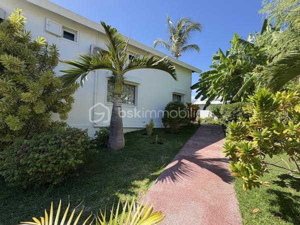 Villa 6 pièces 300 m² à Boucan Canot

Située à 1min à pied de la plage de Boucan Canot, cette propriété de standing avec piscine dispose de 300 m² habitables sur un terrain de 1 300 m².

La villa offre de beaux volumes et une configuration idéale pour une résidence principale, secondaire ou un investissement avec rendement locatif.

Elle se compose d’une suite parentale avec dressing et salle de bain, ainsi que de plusieurs espaces de vie ouverts sur l’extérieur.
À l’extérieur, vous profitez d’une grande terrasse couverte sans vis-à-vis, donnant sur une piscine.

Le bien dispose également de 4 studios indépendants, parfaitement adaptés à la location saisonnière ou à l’accueil de famille et amis.

Prestations complémentaires :

Cave à vin réfrigérée d’une capacité de 1 800 bouteilles
Sauna
Jacuzzi
Environnement calme et recherché

Bien rare sur le secteur de Boucan Canot.
Cette annonce référence 332862 vous est présentée par votre agent commercial BSK Immobilier GUILLAUME TRANCHARD (EI) immatriculé au RSAC de SAINT-PIERRE (97410) sous le numéro 84174741300026.

Prix du bien : 2 100 000,00 €