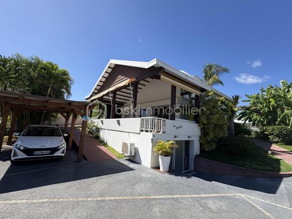 Villa 6 pièces 300 m² à Boucan Canot

Située à 1min à pied de la plage de Boucan Canot, cette propriété de standing avec piscine dispose de 300 m² habitables sur un terrain de 1 300 m².

La villa offre de beaux volumes et une configuration idéale pour une résidence principale, secondaire ou un investissement avec rendement locatif.

Elle se compose d’une suite parentale avec dressing et salle de bain, ainsi que de plusieurs espaces de vie ouverts sur l’extérieur.
À l’extérieur, vous profitez d’une grande terrasse couverte sans vis-à-vis, donnant sur une piscine.

Le bien dispose également de 4 studios indépendants, parfaitement adaptés à la location saisonnière ou à l’accueil de famille et amis.

Prestations complémentaires :

Cave à vin réfrigérée d’une capacité de 1 800 bouteilles
Sauna
Jacuzzi
Environnement calme et recherché

Bien rare sur le secteur de Boucan Canot.
Cette annonce référence 332862 vous est présentée par votre agent commercial BSK Immobilier GUILLAUME TRANCHARD (EI) immatriculé au RSAC de SAINT-PIERRE (97410) sous le numéro 84174741300026.

Prix du bien : 2 100 000,00 €