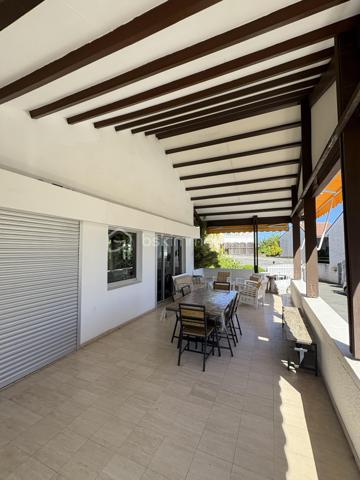 Villa 6 pièces 300 m² à Boucan Canot

Située à 1min à pied de la plage de Boucan Canot, cette propriété de standing avec piscine dispose de 300 m² habitables sur un terrain de 1 300 m².

La villa offre de beaux volumes et une configuration idéale pour une résidence principale, secondaire ou un investissement avec rendement locatif.

Elle se compose d’une suite parentale avec dressing et salle de bain, ainsi que de plusieurs espaces de vie ouverts sur l’extérieur.
À l’extérieur, vous profitez d’une grande terrasse couverte sans vis-à-vis, donnant sur une piscine.

Le bien dispose également de 4 studios indépendants, parfaitement adaptés à la location saisonnière ou à l’accueil de famille et amis.

Prestations complémentaires :

Cave à vin réfrigérée d’une capacité de 1 800 bouteilles
Sauna
Jacuzzi
Environnement calme et recherché

Bien rare sur le secteur de Boucan Canot.
Cette annonce référence 332862 vous est présentée par votre agent commercial BSK Immobilier GUILLAUME TRANCHARD (EI) immatriculé au RSAC de SAINT-PIERRE (97410) sous le numéro 84174741300026.

Prix du bien : 2 100 000,00 €
