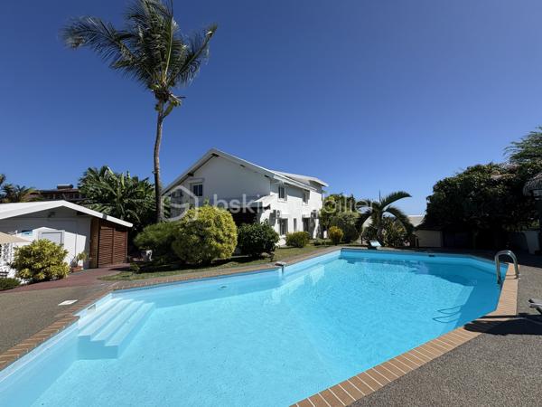 Villa 6 pièces 300 m² à Boucan Canot

Située à 1min à pied de la plage de Boucan Canot, cette propriété de standing avec piscine dispose de 300 m² habitables sur un terrain de 1 300 m².

La villa offre de beaux volumes et une configuration idéale pour une résidence principale, secondaire ou un investissement avec rendement locatif.

Elle se compose d’une suite parentale avec dressing et salle de bain, ainsi que de plusieurs espaces de vie ouverts sur l’extérieur.
À l’extérieur, vous profitez d’une grande terrasse couverte sans vis-à-vis, donnant sur une piscine.

Le bien dispose également de 4 studios indépendants, parfaitement adaptés à la location saisonnière ou à l’accueil de famille et amis.

Prestations complémentaires :

Cave à vin réfrigérée d’une capacité de 1 800 bouteilles
Sauna
Jacuzzi
Environnement calme et recherché

Bien rare sur le secteur de Boucan Canot.
Cette annonce référence 332862 vous est présentée par votre agent commercial BSK Immobilier GUILLAUME TRANCHARD (EI) immatriculé au RSAC de SAINT-PIERRE (97410) sous le numéro 84174741300026.

Prix du bien : 2 100 000,00 €