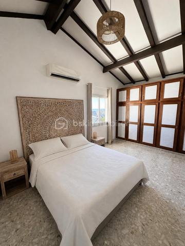 Villa 6 pièces 300 m² à Boucan Canot

Située à 1min à pied de la plage de Boucan Canot, cette propriété de standing avec piscine dispose de 300 m² habitables sur un terrain de 1 300 m².

La villa offre de beaux volumes et une configuration idéale pour une résidence principale, secondaire ou un investissement avec rendement locatif.

Elle se compose d’une suite parentale avec dressing et salle de bain, ainsi que de plusieurs espaces de vie ouverts sur l’extérieur.
À l’extérieur, vous profitez d’une grande terrasse couverte sans vis-à-vis, donnant sur une piscine.

Le bien dispose également de 4 studios indépendants, parfaitement adaptés à la location saisonnière ou à l’accueil de famille et amis.

Prestations complémentaires :

Cave à vin réfrigérée d’une capacité de 1 800 bouteilles
Sauna
Jacuzzi
Environnement calme et recherché

Bien rare sur le secteur de Boucan Canot.
Cette annonce référence 332862 vous est présentée par votre agent commercial BSK Immobilier GUILLAUME TRANCHARD (EI) immatriculé au RSAC de SAINT-PIERRE (97410) sous le numéro 84174741300026.

Prix du bien : 2 100 000,00 €