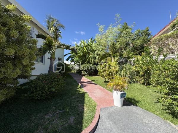 Villa 6 pièces 300 m² à Boucan Canot

Située à 1min à pied de la plage de Boucan Canot, cette propriété de standing avec piscine dispose de 300 m² habitables sur un terrain de 1 300 m².

La villa offre de beaux volumes et une configuration idéale pour une résidence principale, secondaire ou un investissement avec rendement locatif.

Elle se compose d’une suite parentale avec dressing et salle de bain, ainsi que de plusieurs espaces de vie ouverts sur l’extérieur.
À l’extérieur, vous profitez d’une grande terrasse couverte sans vis-à-vis, donnant sur une piscine.

Le bien dispose également de 4 studios indépendants, parfaitement adaptés à la location saisonnière ou à l’accueil de famille et amis.

Prestations complémentaires :

Cave à vin réfrigérée d’une capacité de 1 800 bouteilles
Sauna
Jacuzzi
Environnement calme et recherché

Bien rare sur le secteur de Boucan Canot.
Cette annonce référence 332862 vous est présentée par votre agent commercial BSK Immobilier GUILLAUME TRANCHARD (EI) immatriculé au RSAC de SAINT-PIERRE (97410) sous le numéro 84174741300026.

Prix du bien : 2 100 000,00 €