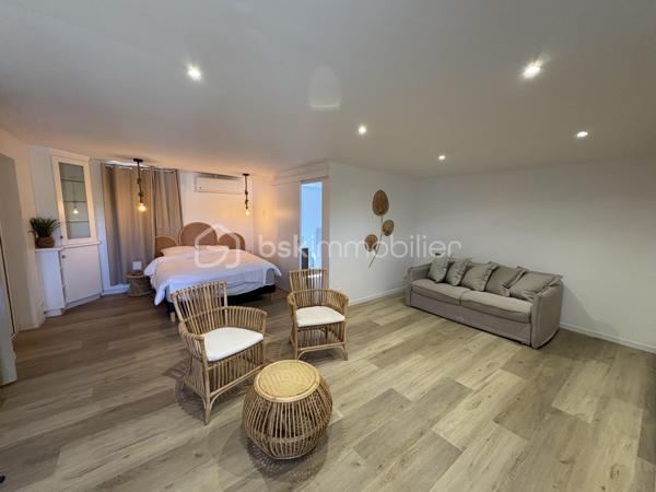 Villa 6 pièces 300 m² à Boucan Canot

Située à 1min à pied de la plage de Boucan Canot, cette propriété de standing avec piscine dispose de 300 m² habitables sur un terrain de 1 300 m².

La villa offre de beaux volumes et une configuration idéale pour une résidence principale, secondaire ou un investissement avec rendement locatif.

Elle se compose d’une suite parentale avec dressing et salle de bain, ainsi que de plusieurs espaces de vie ouverts sur l’extérieur.
À l’extérieur, vous profitez d’une grande terrasse couverte sans vis-à-vis, donnant sur une piscine.

Le bien dispose également de 4 studios indépendants, parfaitement adaptés à la location saisonnière ou à l’accueil de famille et amis.

Prestations complémentaires :

Cave à vin réfrigérée d’une capacité de 1 800 bouteilles
Sauna
Jacuzzi
Environnement calme et recherché

Bien rare sur le secteur de Boucan Canot.
Cette annonce référence 332862 vous est présentée par votre agent commercial BSK Immobilier GUILLAUME TRANCHARD (EI) immatriculé au RSAC de SAINT-PIERRE (97410) sous le numéro 84174741300026.

Prix du bien : 2 100 000,00 €