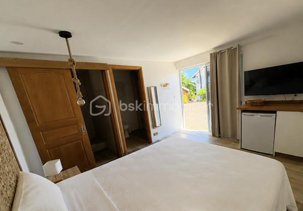 Villa 6 pièces 300 m² à Boucan Canot

Située à 1min à pied de la plage de Boucan Canot, cette propriété de standing avec piscine dispose de 300 m² habitables sur un terrain de 1 300 m².

La villa offre de beaux volumes et une configuration idéale pour une résidence principale, secondaire ou un investissement avec rendement locatif.

Elle se compose d’une suite parentale avec dressing et salle de bain, ainsi que de plusieurs espaces de vie ouverts sur l’extérieur.
À l’extérieur, vous profitez d’une grande terrasse couverte sans vis-à-vis, donnant sur une piscine.

Le bien dispose également de 4 studios indépendants, parfaitement adaptés à la location saisonnière ou à l’accueil de famille et amis.

Prestations complémentaires :

Cave à vin réfrigérée d’une capacité de 1 800 bouteilles
Sauna
Jacuzzi
Environnement calme et recherché

Bien rare sur le secteur de Boucan Canot.
Cette annonce référence 332862 vous est présentée par votre agent commercial BSK Immobilier GUILLAUME TRANCHARD (EI) immatriculé au RSAC de SAINT-PIERRE (97410) sous le numéro 84174741300026.

Prix du bien : 2 100 000,00 €