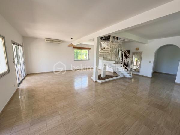 Villa 6 pièces 300 m² à Boucan Canot

Située à 1min à pied de la plage de Boucan Canot, cette propriété de standing avec piscine dispose de 300 m² habitables sur un terrain de 1 300 m².

La villa offre de beaux volumes et une configuration idéale pour une résidence principale, secondaire ou un investissement avec rendement locatif.

Elle se compose d’une suite parentale avec dressing et salle de bain, ainsi que de plusieurs espaces de vie ouverts sur l’extérieur.
À l’extérieur, vous profitez d’une grande terrasse couverte sans vis-à-vis, donnant sur une piscine.

Le bien dispose également de 4 studios indépendants, parfaitement adaptés à la location saisonnière ou à l’accueil de famille et amis.

Prestations complémentaires :

Cave à vin réfrigérée d’une capacité de 1 800 bouteilles
Sauna
Jacuzzi
Environnement calme et recherché

Bien rare sur le secteur de Boucan Canot.
Cette annonce référence 332862 vous est présentée par votre agent commercial BSK Immobilier GUILLAUME TRANCHARD (EI) immatriculé au RSAC de SAINT-PIERRE (97410) sous le numéro 84174741300026.

Prix du bien : 2 100 000,00 €