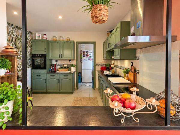 MAISON 5 PIECES 3 CHAMBRES, PISCINE ET DEPENDANCES