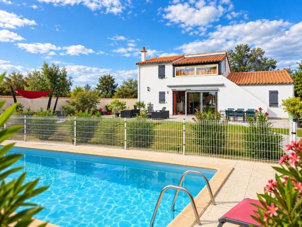 MAISON 5 PIECES 3 CHAMBRES, PISCINE ET DEPENDANCES