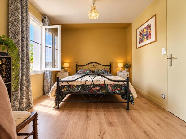 MAISON 5 PIECES 3 CHAMBRES, PISCINE ET DEPENDANCES