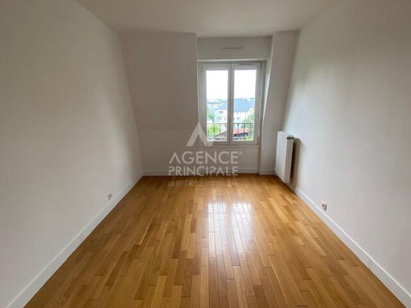 "Versailles Ermitage" Bel appartement de 4 pièces 92.90 m² avec cave et parking ! Loyer 2 409.06 €/mois charges comprises **  - Référence  19481