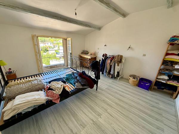 Maison de 198 m² avec deux logements distincts, terrasse, jardin et fort potentiel d'acquisition familiale ou patrimoniale