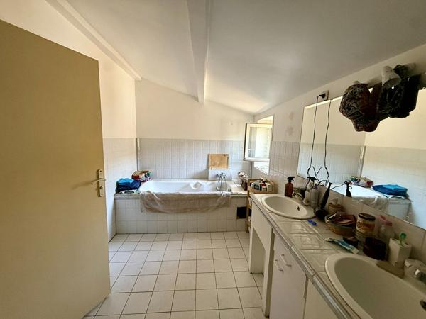 Maison de 198 m² avec deux logements distincts, terrasse, jardin et fort potentiel d'acquisition familiale ou patrimoniale