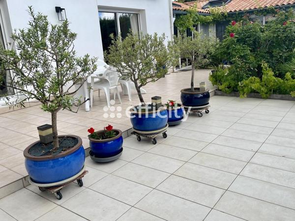 Maison
         7 pièces
        - 196 m² Bien prestige 1 600 000 € *
