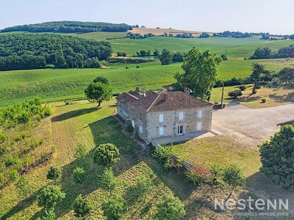 A Vendre Propriété de plus de 2 hectares avec trois maisons d'habitation en pierre et dépendances
