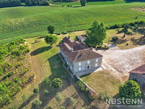 A Vendre Propriété de plus de 2 hectares avec trois maisons d'habitation en pierre et dépendances
