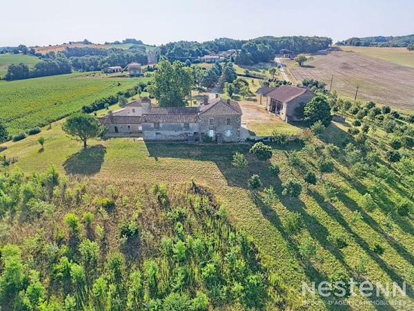 A Vendre Propriété de plus de 2 hectares avec trois maisons d'habitation en pierre et dépendances