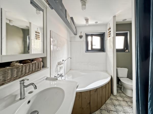 Maison
         4 pièces
        - 115 m² Exclusivité 275 000 € *