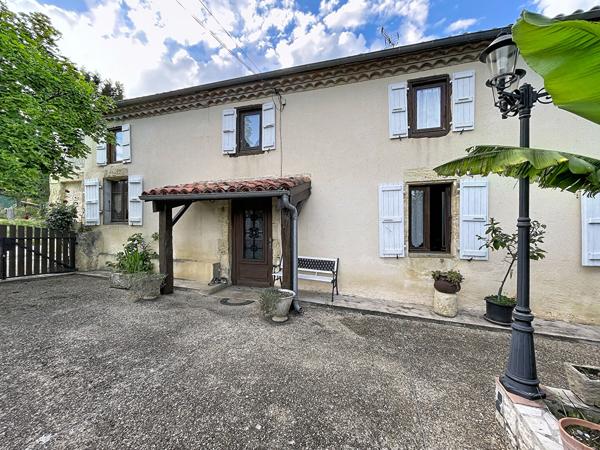 Maison en pierre avec gîte 240 m2 hab. et 20000 m2 terrain