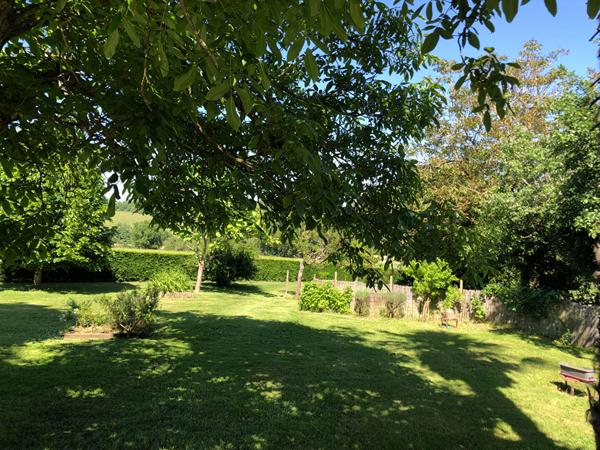 Maison en pierre avec gîte 240 m2 hab. et 20000 m2 terrain