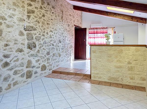 Maison en pierre avec gîte 240 m2 hab. et 20000 m2 terrain