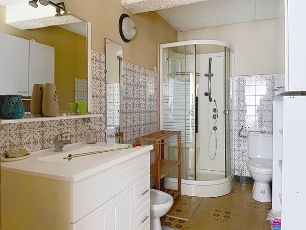 Maison en pierre avec gîte 240 m2 hab. et 20000 m2 terrain