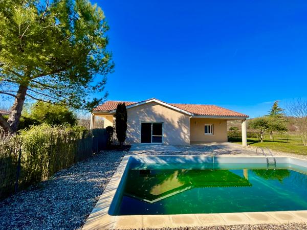 Secteur Lédat, au fond d'une impasse au calme, venez découvrir cette belle maison de plain-pied de 109,13 m2 habitables sans aucun travaux à prévoir. Le salon-séjour de 37,44 m2 avec cuisine ouverte sur l'espace de vie donne sur une belle terrasse couvert , Ledat