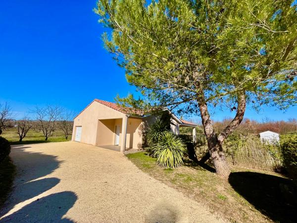 Secteur Lédat, au fond d'une impasse au calme, venez découvrir cette belle maison de plain-pied de 109,13 m2 habitables sans aucun travaux à prévoir. Le salon-séjour de 37,44 m2 avec cuisine ouverte sur l'espace de vie donne sur une belle terrasse couvert , Ledat