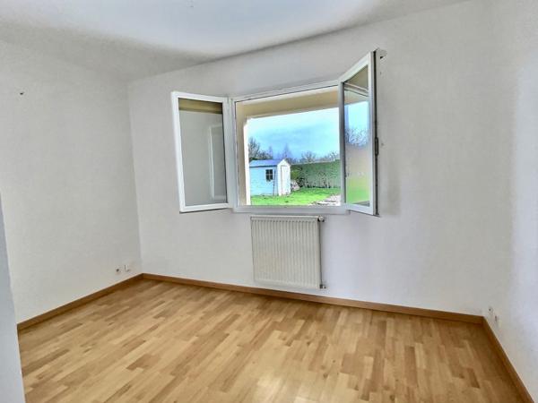 Secteur Lédat, au fond d'une impasse au calme, venez découvrir cette belle maison de plain-pied de 109,13 m2 habitables sans aucun travaux à prévoir. Le salon-séjour de 37,44 m2 avec cuisine ouverte sur l'espace de vie donne sur une belle terrasse couvert , Ledat