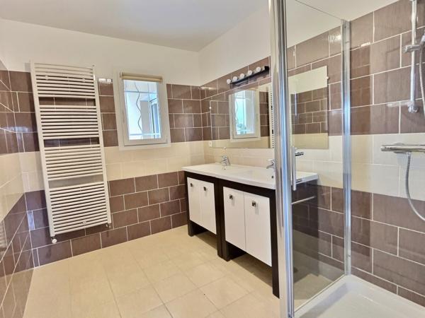 Secteur Lédat, au fond d'une impasse au calme, venez découvrir cette belle maison de plain-pied de 109,13 m2 habitables sans aucun travaux à prévoir. Le salon-séjour de 37,44 m2 avec cuisine ouverte sur l'espace de vie donne sur une belle terrasse couvert , Ledat