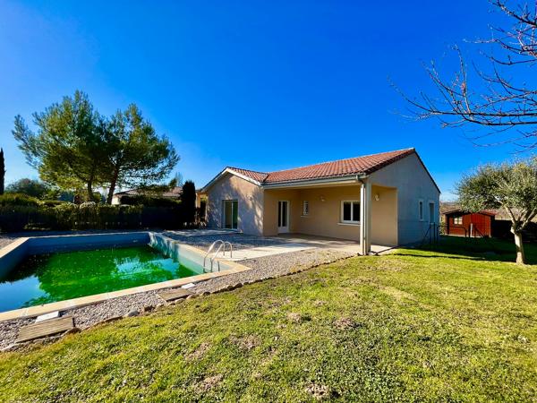 Secteur Lédat, au fond d'une impasse au calme, venez découvrir cette belle maison de plain-pied de 109,13 m2 habitables sans aucun travaux à prévoir. Le salon-séjour de 37,44 m2 avec cuisine ouverte sur l'espace de vie donne sur une belle terrasse couvert , Ledat