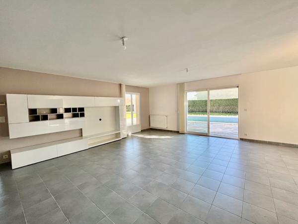 Secteur Lédat, au fond d'une impasse au calme, venez découvrir cette belle maison de plain-pied de 109,13 m2 habitables sans aucun travaux à prévoir. Le salon-séjour de 37,44 m2 avec cuisine ouverte sur l'espace de vie donne sur une belle terrasse couvert , Ledat