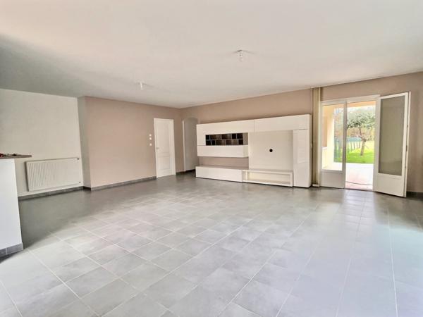 Secteur Lédat, au fond d'une impasse au calme, venez découvrir cette belle maison de plain-pied de 109,13 m2 habitables sans aucun travaux à prévoir. Le salon-séjour de 37,44 m2 avec cuisine ouverte sur l'espace de vie donne sur une belle terrasse couvert , Ledat