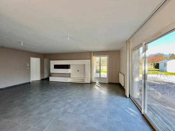 Secteur Lédat, au fond d'une impasse au calme, venez découvrir cette belle maison de plain-pied de 109,13 m2 habitables sans aucun travaux à prévoir. Le salon-séjour de 37,44 m2 avec cuisine ouverte sur l'espace de vie donne sur une belle terrasse couvert , Ledat
