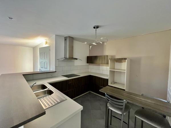 Secteur Lédat, au fond d'une impasse au calme, venez découvrir cette belle maison de plain-pied de 109,13 m2 habitables sans aucun travaux à prévoir. Le salon-séjour de 37,44 m2 avec cuisine ouverte sur l'espace de vie donne sur une belle terrasse couvert , Ledat