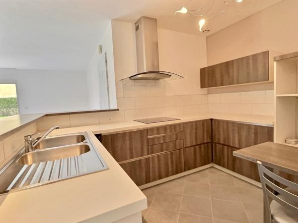 Secteur Lédat, au fond d'une impasse au calme, venez découvrir cette belle maison de plain-pied de 109,13 m2 habitables sans aucun travaux à prévoir. Le salon-séjour de 37,44 m2 avec cuisine ouverte sur l'espace de vie donne sur une belle terrasse couvert , Ledat