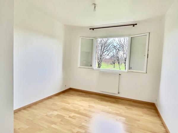 Secteur Lédat, au fond d'une impasse au calme, venez découvrir cette belle maison de plain-pied de 109,13 m2 habitables sans aucun travaux à prévoir. Le salon-séjour de 37,44 m2 avec cuisine ouverte sur l'espace de vie donne sur une belle terrasse couvert , Ledat