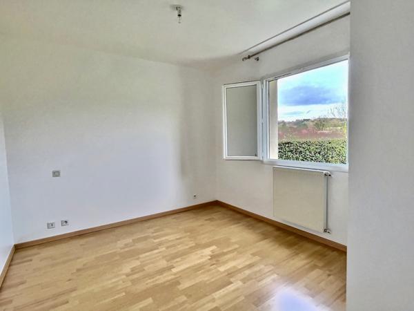 Secteur Lédat, au fond d'une impasse au calme, venez découvrir cette belle maison de plain-pied de 109,13 m2 habitables sans aucun travaux à prévoir. Le salon-séjour de 37,44 m2 avec cuisine ouverte sur l'espace de vie donne sur une belle terrasse couvert , Ledat