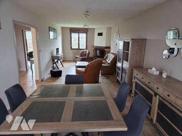 A vendre à AMBRIERES LES VALLEES(53), un pavillon sur sous-sol comprenant une véranda, entrée-c...