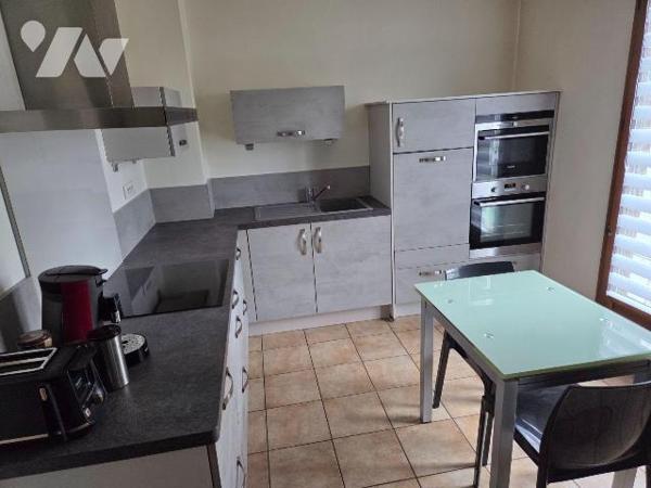 A vendre à AMBRIERES LES VALLEES(53), un pavillon sur sous-sol comprenant une véranda, entrée-c...