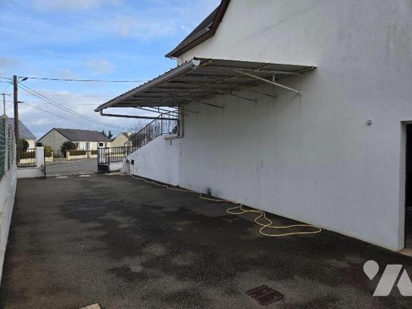 A vendre à AMBRIERES LES VALLEES(53), un pavillon sur sous-sol comprenant une véranda, entrée-c...