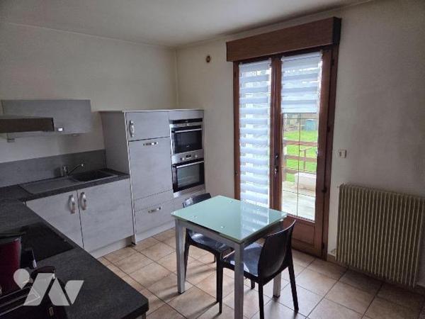A vendre à AMBRIERES LES VALLEES(53), un pavillon sur sous-sol comprenant une véranda, entrée-c...