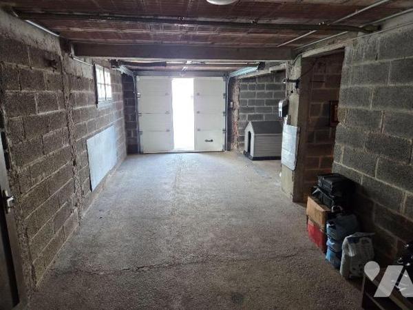 A vendre à AMBRIERES LES VALLEES(53), un pavillon sur sous-sol comprenant une véranda, entrée-c...