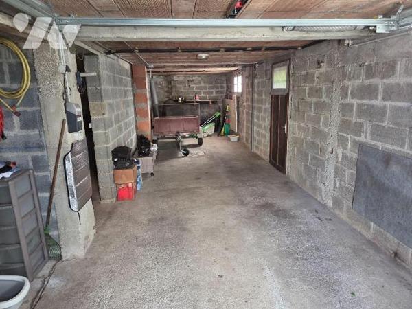 A vendre à AMBRIERES LES VALLEES(53), un pavillon sur sous-sol comprenant une véranda, entrée-c...